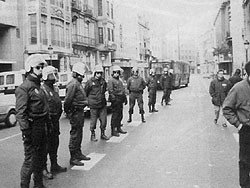 Policia d'ocupaci&oacute; espanyola durant la vaga general a Barcelona. 27 gener 1994.