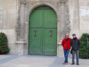 Joan Jubany i Joan-Lluís Moreno i Congost a la porta de l'Ajuntament d'Alacant.